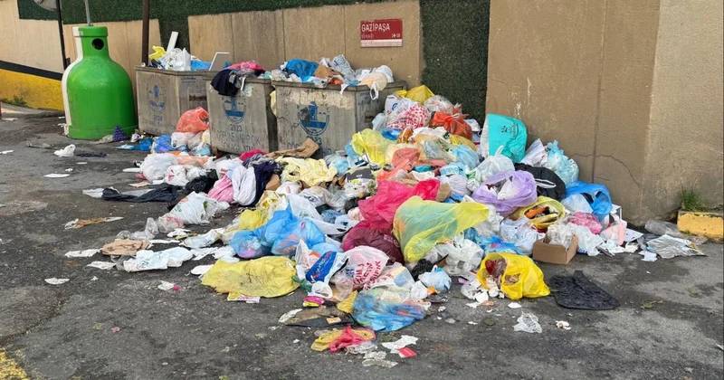 Maltepe de 3 gündür toplanmayan çöplere vatandaşlar tepki gösterdi