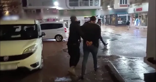 Kendi yaptığı gizli odada saklandı, polisten kaçamadı Evrak dolabının arkasındaki gizli bölmede saklanan firari tutuklandı Sivas Haberleri