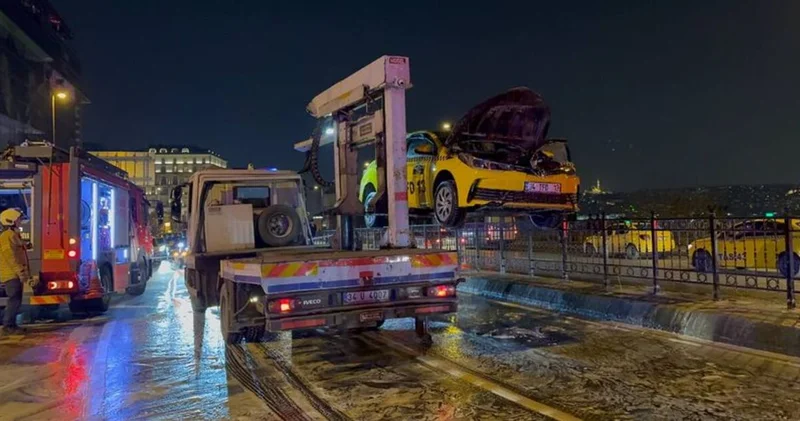 Beyoğlu nda seyir halindeki takside çıkan yangın söndürüldü Son dakika haberleri