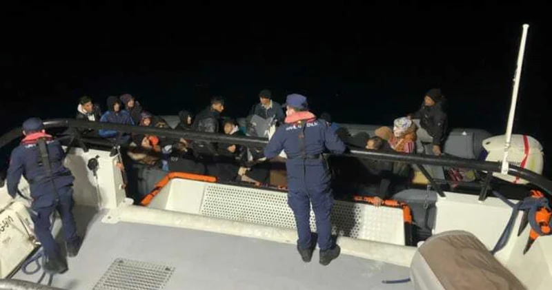 Bodrum açıklarında sürüklenen botta bulunan 23 düzensiz göçmen kurtarıldı