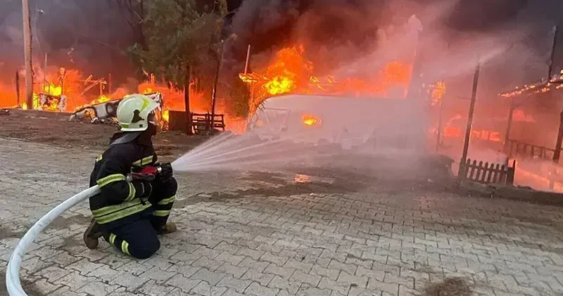 Muğla da koydaki karavanda çıkan yangın, diğerlerine sıçradı