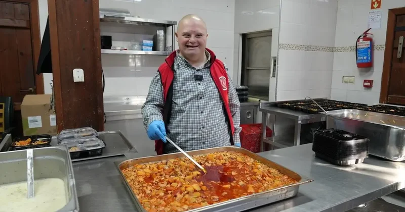 Gürsu’nun gülen yüzü Mesut, yemek dağıtımda