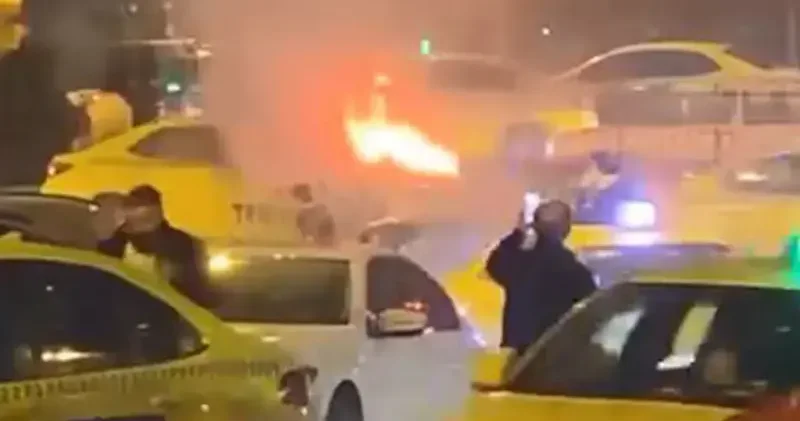 Beyoğlu nda taksinin alev alev yandığı anlar kamerada; 3 yolcu son anda kurtuldu