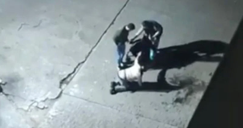 Son dakika: İstanbul haberleri: Tekerlekli sandalyedeki bireyi darp ettiler! Son dakika haberleri