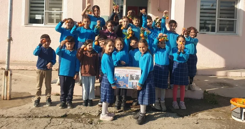 Yürek ısıtan görüntüler: Topladıkları mandalinaları engelli arkadaşlarına gönderdiler