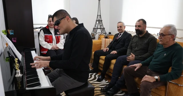 Konservatuvarı dereceyle bitiren görme engelli Mehmet dört enstrümanda ustalaştı Elazığ Haberleri