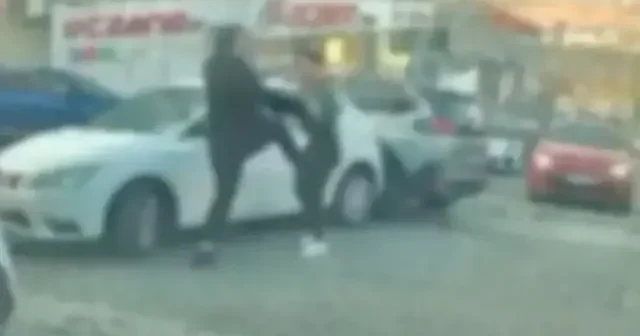 Aracına çarpan sürücüye tekme ve yumrukla saldırdı: O anlar kamerada VİDEO İZLE