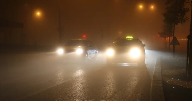 Sivas yoğun sise gömüldü, araçlar görünmez hale geldi Sivas Haberleri