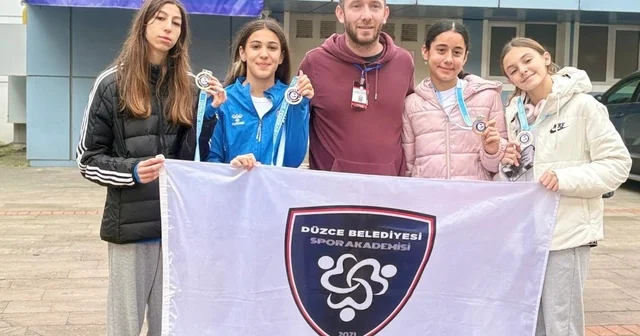 Düzceli yüzücüler madalya ile döndü Düzce Haberleri