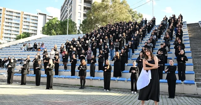 MCBÜ de 300 öğrenciden Karsu Zaman işaret dili performansı Manisa Haberleri