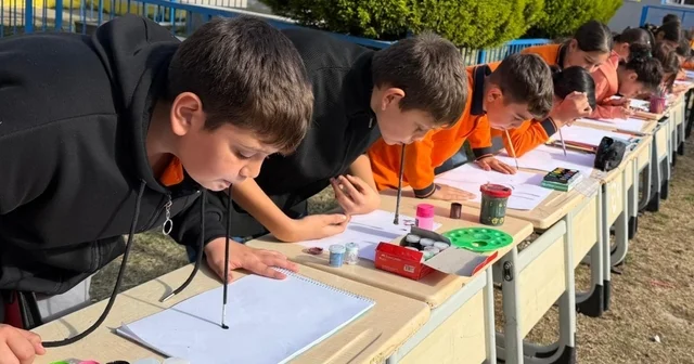 Öğrenciler empati yaparak ellerini kullanmadan resim yaptı Manisa Haberleri