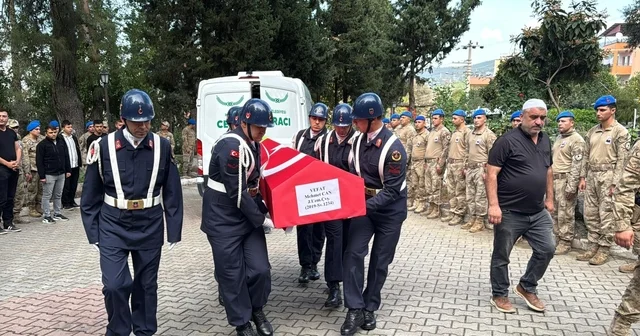 İzmir de kanser nedeniyle yaşamını yitiren uzman çavuşun cenazesi Hatay da defnedildi Hatay Haberleri