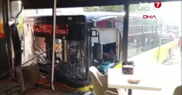 Üsküdar da feci kaza: İETT otobüsü börekçiye girdi, 4 kişi yaralandı