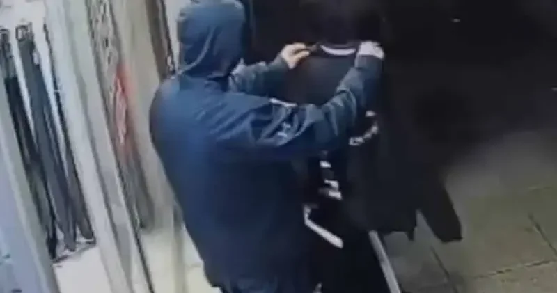 Sultangazi de mağaza önlerinden kıyafet hırsızlığı kamerada