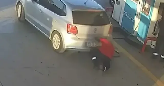 LPG pompası takılıyken hareket eden araca hızlı müdahale faciayı önledi: O anlar kamerada VİDEO İZLE