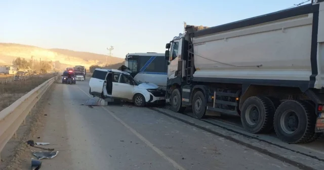 Hafif ticari araçla minibüs çarpıştı: 1 ölü Mersin Haberleri