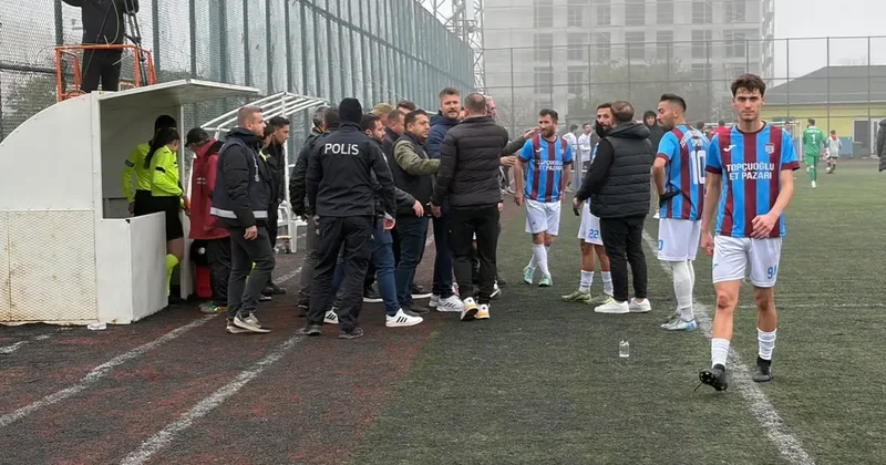 Süper Amatör Lig de saha karıştı: 5 kırmızı kart çıktı, hakem maçı erteledi
