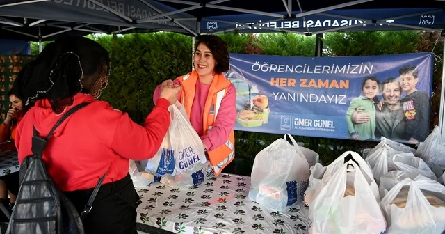 Kuşadası nda beslenme çantalarını belediye dolduruyor Aydın Haberleri