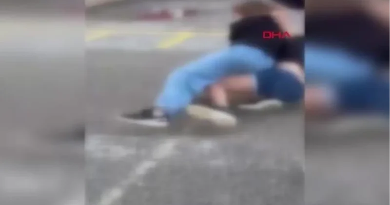 Akranları, kız öğrenciyi tekme yumruk dövüp saçından sürükledi; o anlar kamerada