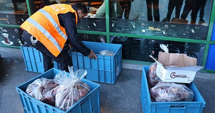 Gıda güvenliği umurlarında değil! Otogarda pes dedirten manzara: Otobüsün bagajında getirdiler