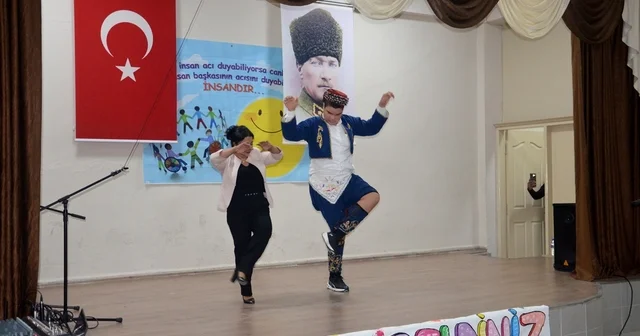 Gelibolu da 3 Aralık Engelliler Günü etkinliğinde öğrencilerden Aşık Veysel türküleri konseri Çanakkale Haberleri