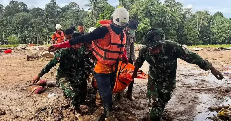 Endonezya, Sri Lanka, Tayland ve Malezya da meydana gelen sellerde 1400 den fazla kişi öldü Dünya Haberleri