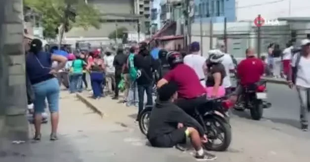 ABD nin Maduro yu devirmesine sevinen Venezuelalılar bugün kuyruğa girdi!