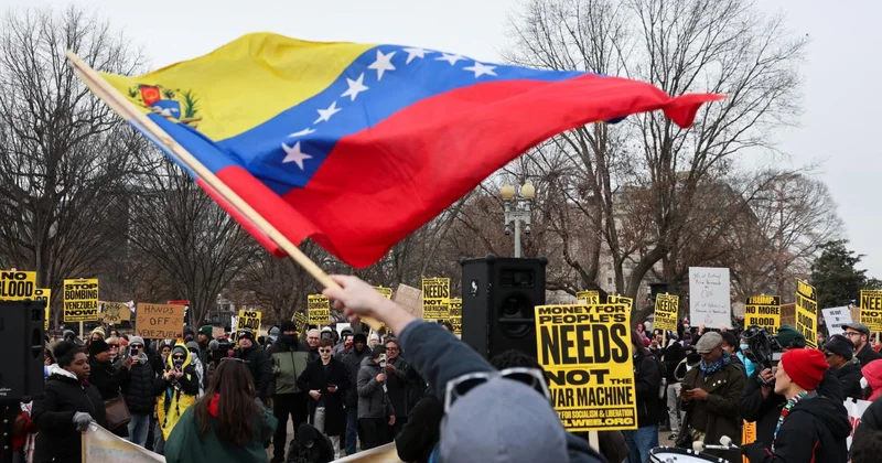 ABD nin Venezuela ya askeri müdahalesi Beyaz Saray önünde protesto edildi