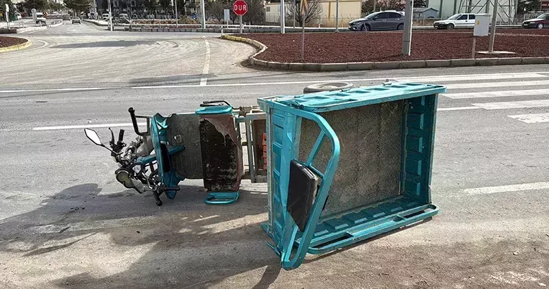 TIR ile üç tekerlekli motosiklet çarpıştı: 1 ölü, 3 yaralı