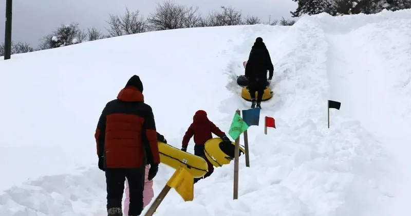 Abant’ta köylülerin hazırladığı pistte çocuklar şambrelle kaydı