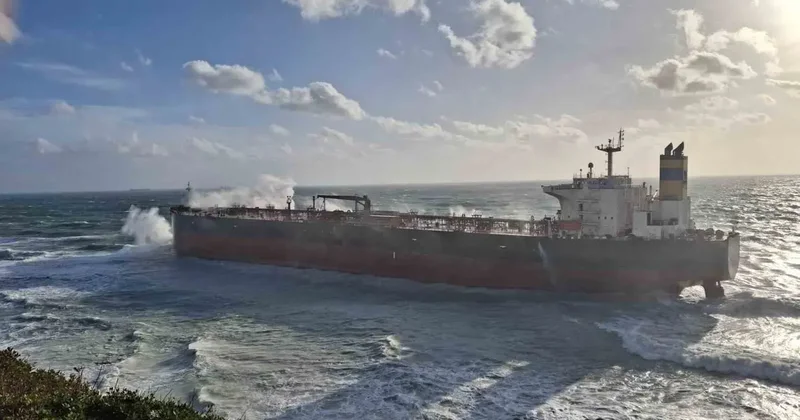 Bozcaada açıklarında boş ham petrol tankeri karaya oturdu