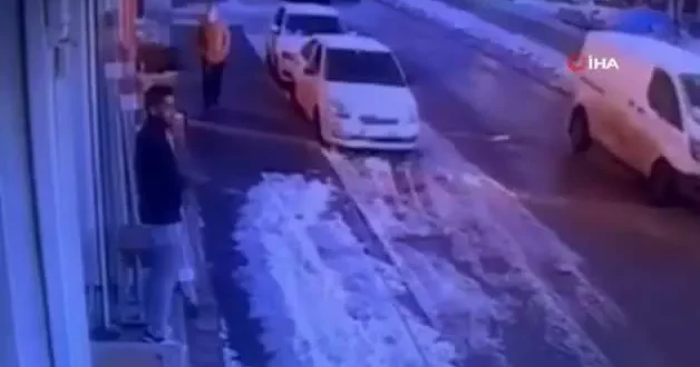 Gaziantep’te çatından düşen kar kütlesinden saniyelerle kurtuldu