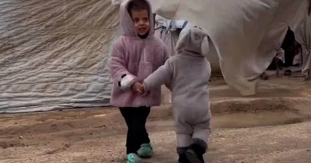 Gazze’de soğuğa meydan okuyan kahkaha VİDEO İZLE