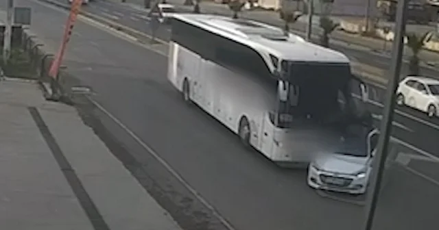 Manisa da otobüsle otomobil çarpıştı: 3 yaralı VİDEO İZLE