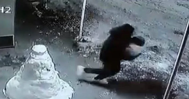 Son dakika: Kardan adamın kafasını çaldılar