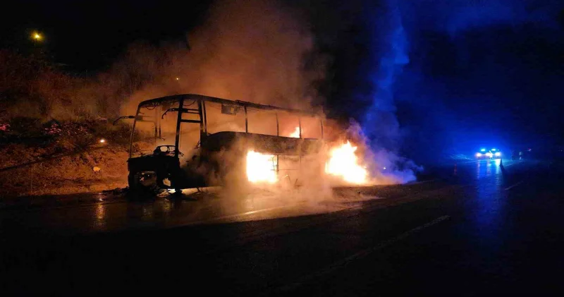 Otoyolda yolcu otobüsü alev alev yandı Adana Haberleri