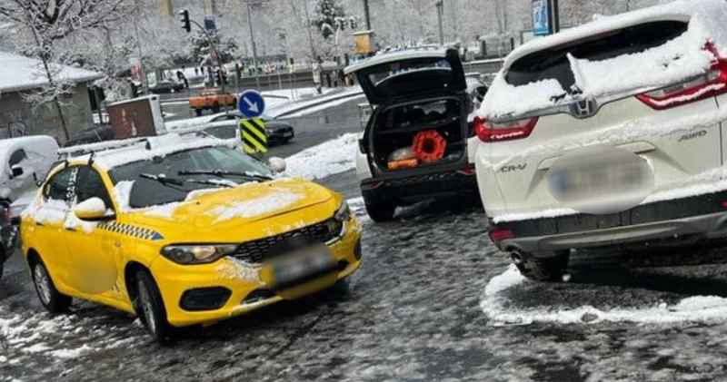 Son dakika: İstanbul da yokuştan kayan bir araç motokuryeyi sürükledi, 5 araca çarptı Son dakika haberleri