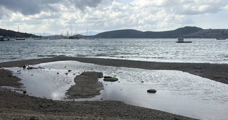 Bodrum’da deniz çekildi: Adacıklar ortaya çıktı