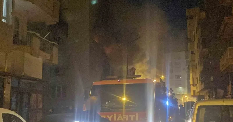 Antalya da korkutan yangın: Kadın komşularının yardımıyla kurtarıldı!
