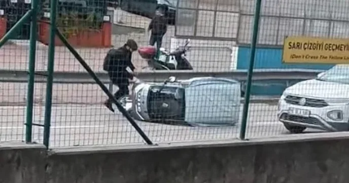 Cep telefonuyla anbean kaydedildi: Rüzgar otomobili devirdi