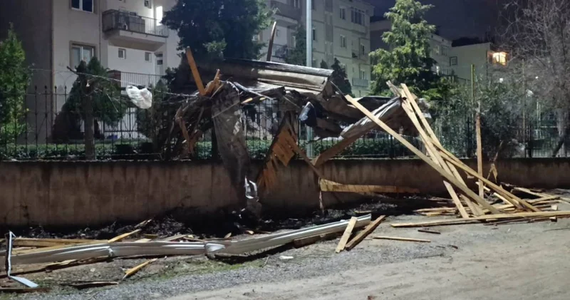 Bursa da kuvvetli lodos kabusu yaşattı! Evlerin çatıları uçtu