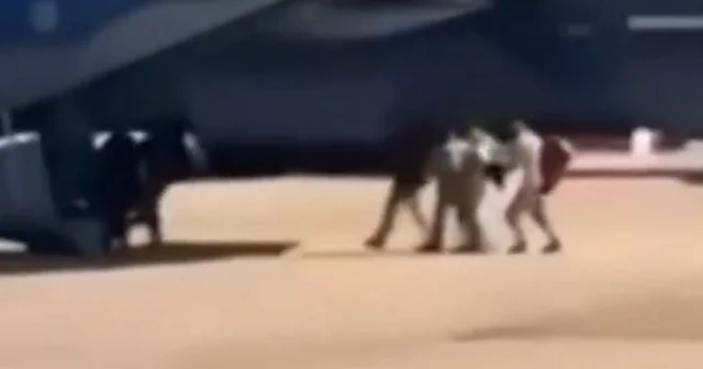 ABD nin kaçırdığı Maduro nun uçağa bindirildiği anlar ortaya çıktı VİDEO İZLE