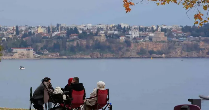 14 ilde ’sarı kod’ uyarısı verilirken, Antalya’da bahar havası yaşandı