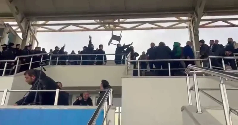 Sakarya da amatör maçta tribünler karıştı: Polis biber gazıyla müdahale etti, 1 taraftar gözaltına alındı