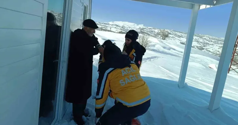 Tunceli de sağlık ekipleri 1 kilometreyi yürüyerek aştı: 77 yaşındaki hasta kurtarıldı!