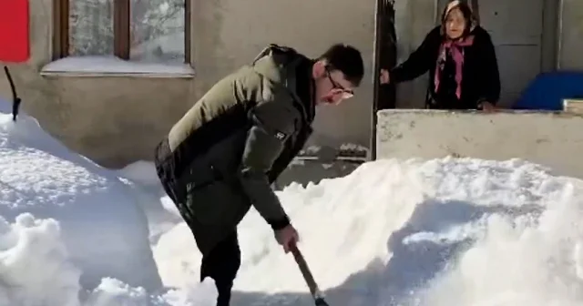 Kastamonu da karla mücadele çalışmasında personelin yolunu açtığı teyzeyle diyaloğu gülümsetti: Devlet geldi seni darda bırakmaz VİDEO İZLE