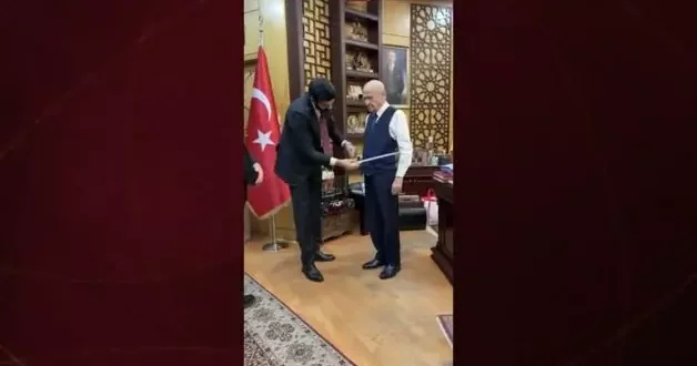 MHP lideri Devlet Bahçeli nin takım elbise ölçüsü verdiği anlar kaydedildi