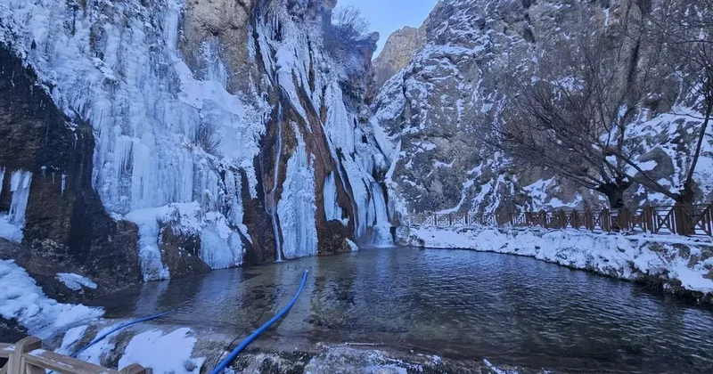 Malatya’da Gürpınar Şelalesi buz tuttu