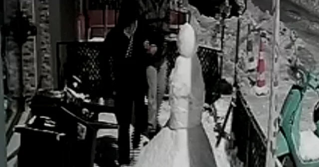 Zonguldak’ta pes dedirten olay: Bana çarptı deyip kardan adamı dövdüler VİDEO İZLE