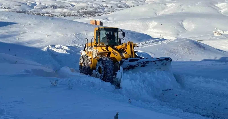 Bingöl’de yoğun kar yağışı sonrası köy yollarında çalışmalar devam ediyor